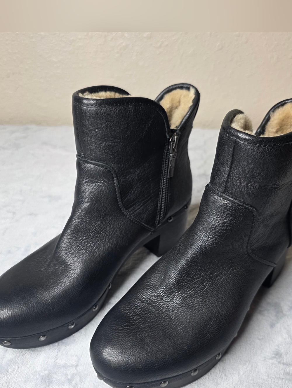 UGG Cam II Black Leather Studded  Shearling-Lined Boots . Womens Sz 9